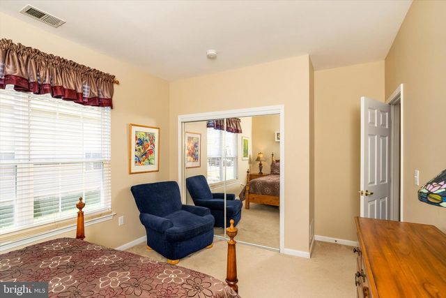 25 CHAMBER LN, Columbus, NJ 08022
