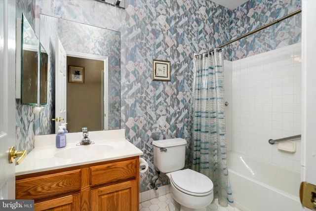 25 CHAMBER LN, Columbus, NJ 08022
