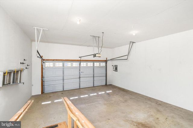 25 CHAMBER LN, Columbus, NJ 08022