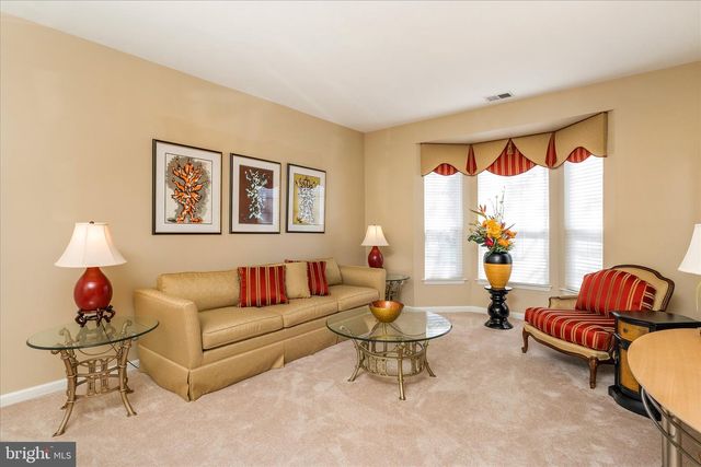 25 CHAMBER LN, Columbus, NJ 08022