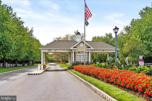 25 CHAMBER LN, Columbus, NJ 08022