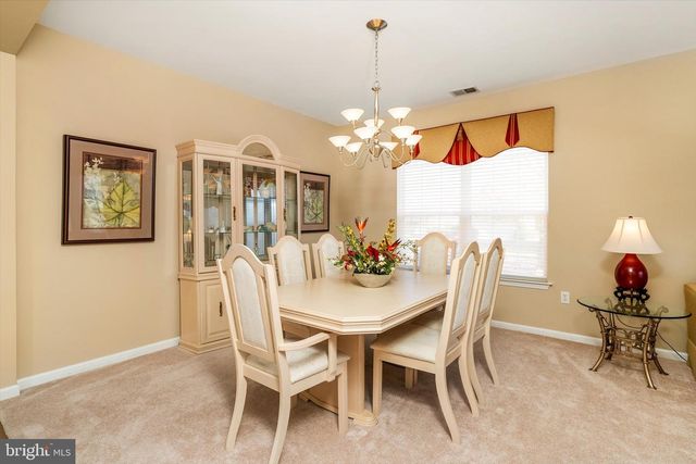 25 CHAMBER LN, Columbus, NJ 08022