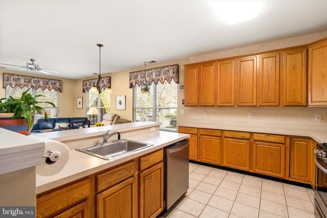 25 CHAMBER LN, Columbus, NJ 08022