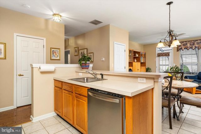 25 CHAMBER LN, Columbus, NJ 08022