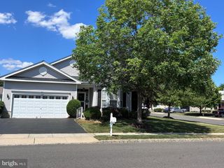 25 CHAMBER LN, Columbus, NJ 08022