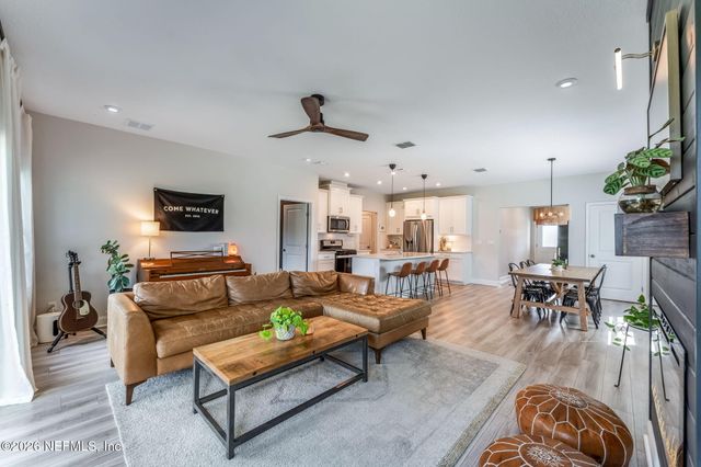 13360 HOLSINGER Boulevard, Jacksonville, FL 32256