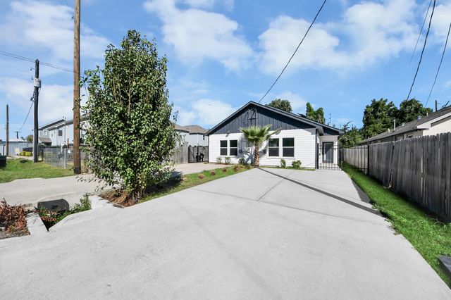 7502 Sandle Street B, Houston, TX 77088