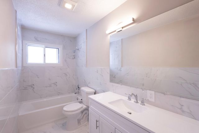 8640 Hillside Trail S, Cottage Grove, MN 55016