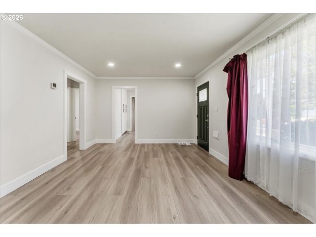 9142 Se WASHINGTON St, Portland, OR 97216