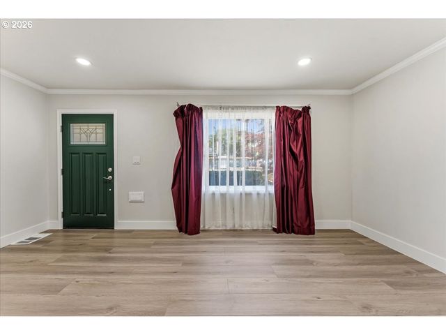 9142 Se WASHINGTON St, Portland, OR 97216