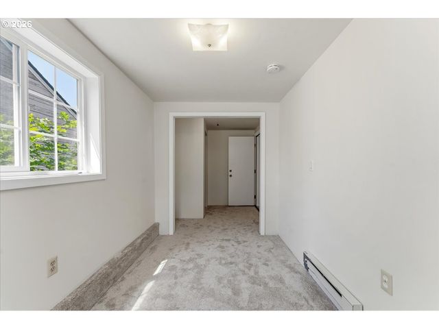 9142 Se WASHINGTON St, Portland, OR 97216