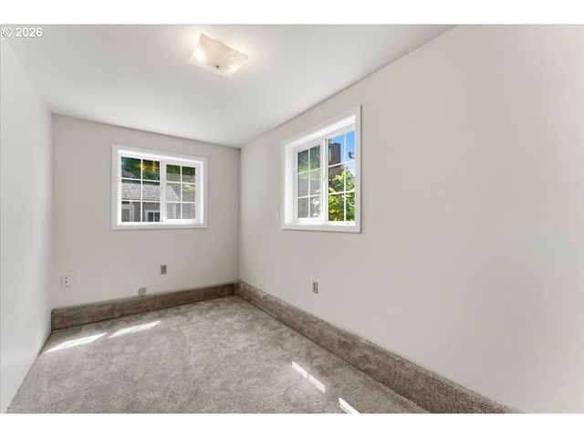 9142 Se WASHINGTON St, Portland, OR 97216