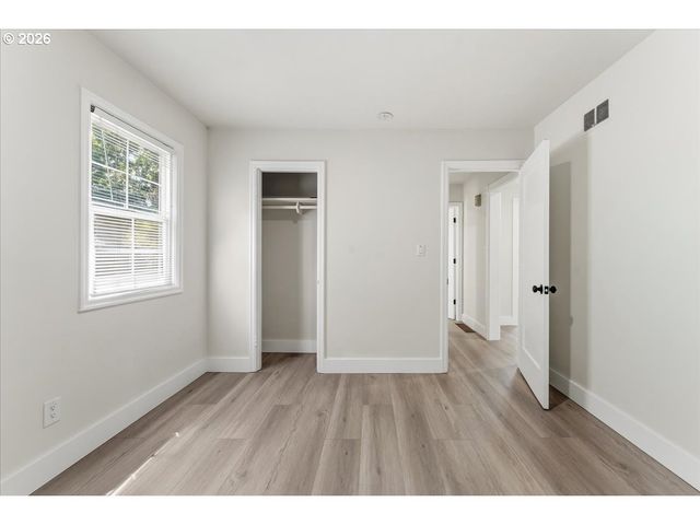 9142 Se WASHINGTON St, Portland, OR 97216