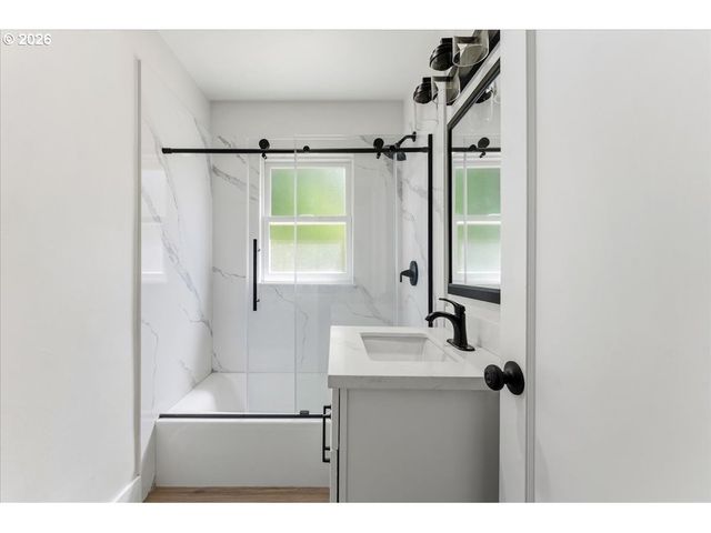 9142 Se WASHINGTON St, Portland, OR 97216