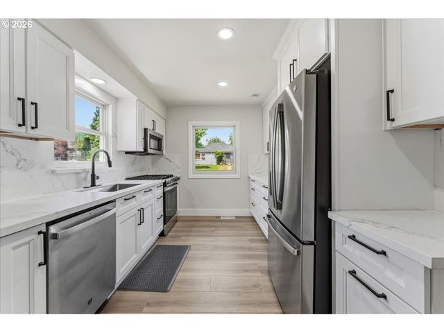 9142 Se WASHINGTON St, Portland, OR 97216