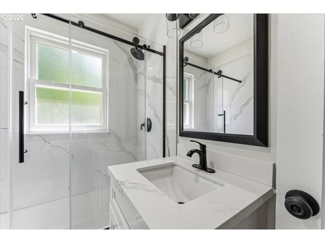9142 Se WASHINGTON St, Portland, OR 97216