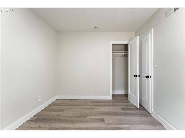 9142 Se WASHINGTON St, Portland, OR 97216