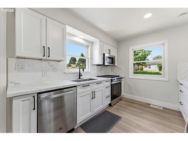 9142 Se WASHINGTON St, Portland, OR 97216