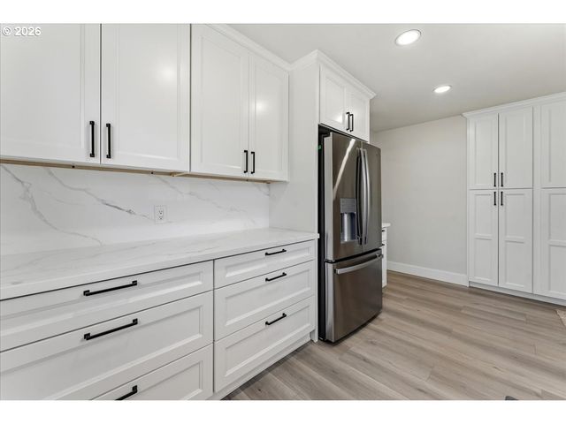 9142 Se WASHINGTON St, Portland, OR 97216