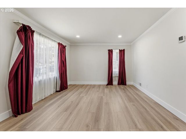 9142 Se WASHINGTON St, Portland, OR 97216