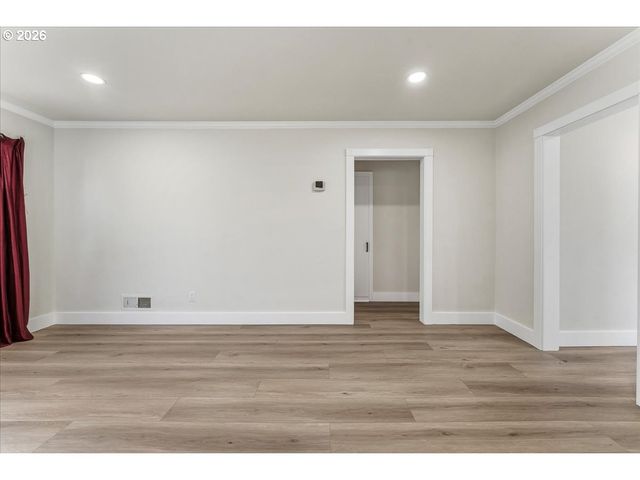 9142 Se WASHINGTON St, Portland, OR 97216