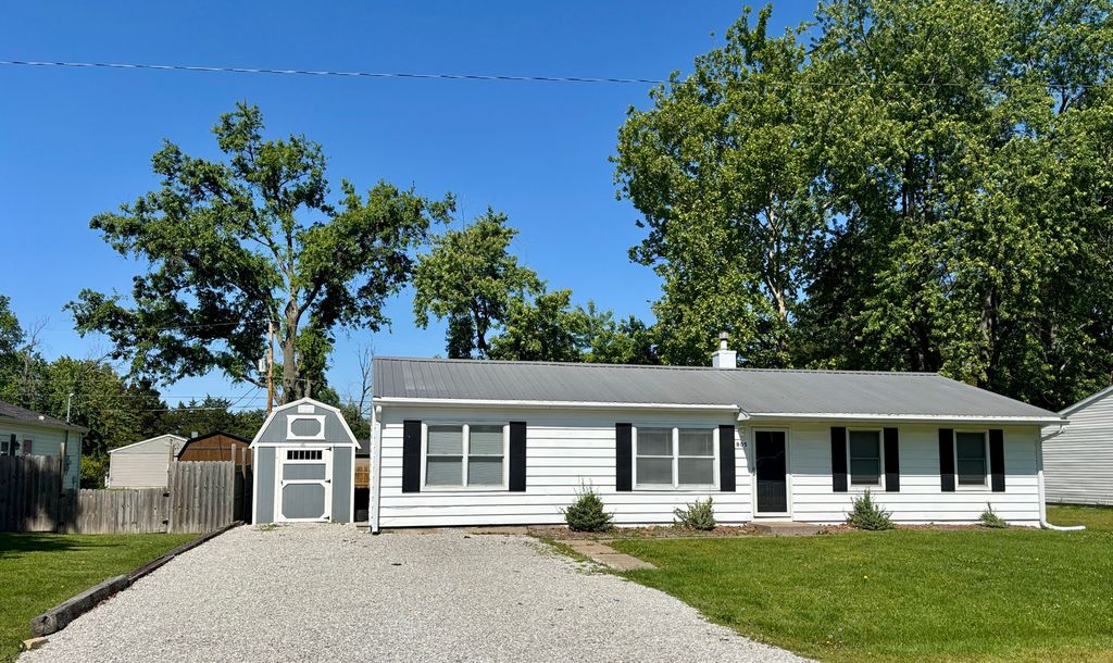 Image 1 of property listing at 805 N Reel Street, Salem, IL 62881