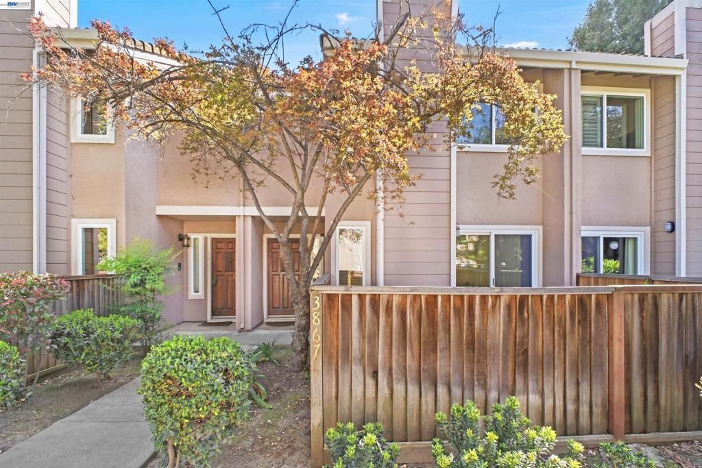 Image 3 of property listing at 3867 Burton Cmn, Fremont, CA 94536