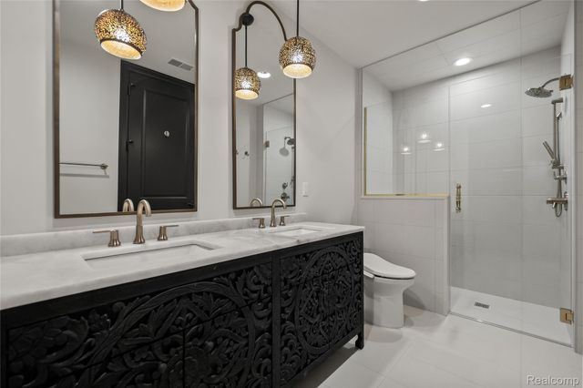 559 Barrington Park Drive, Bloomfield Hills, MI 48304