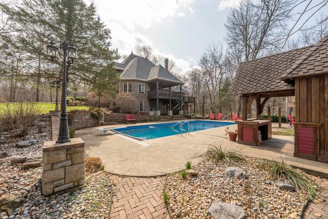 1661 N Old Burr Oak Court, Nixa, MO 65714