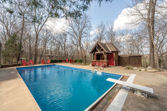 1661 N Old Burr Oak Court, Nixa, MO 65714