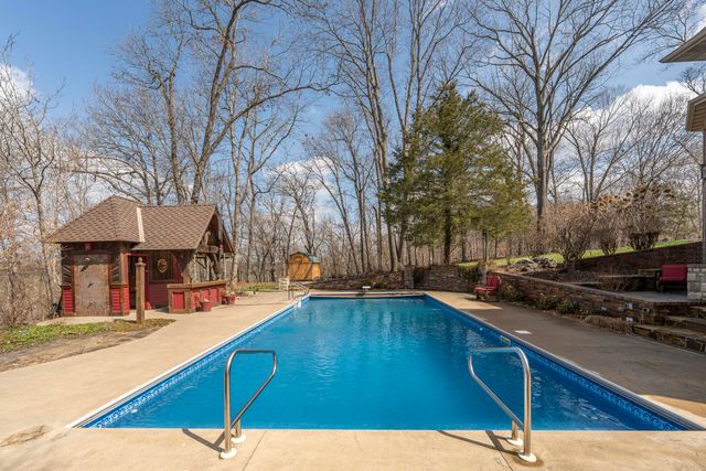 1661 N Old Burr Oak Court, Nixa, MO 65714