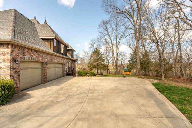 1661 N Old Burr Oak Court, Nixa, MO 65714