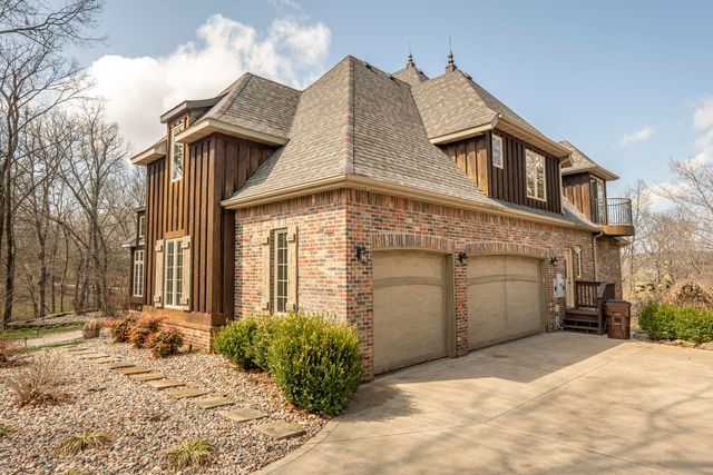 1661 N Old Burr Oak Court, Nixa, MO 65714