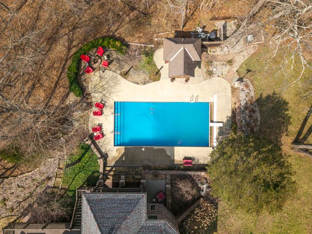 1661 N Old Burr Oak Court, Nixa, MO 65714