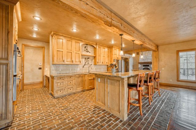 1661 N Old Burr Oak Court, Nixa, MO 65714