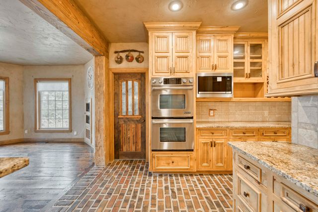 1661 N Old Burr Oak Court, Nixa, MO 65714