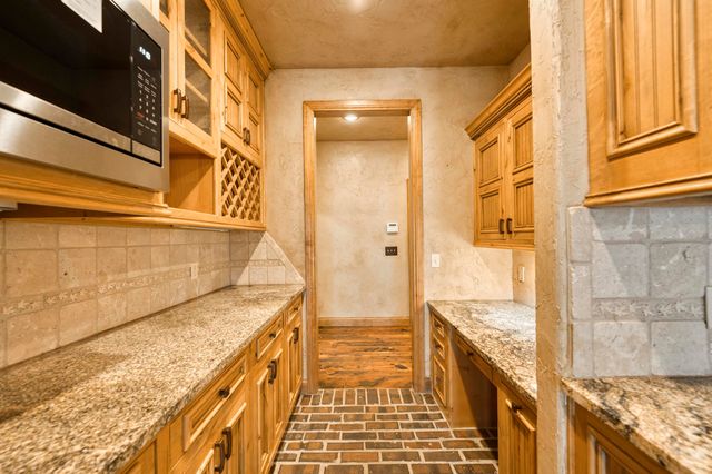 1661 N Old Burr Oak Court, Nixa, MO 65714