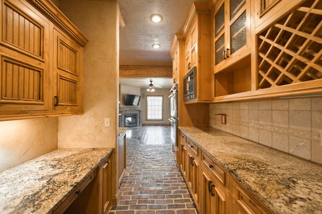 1661 N Old Burr Oak Court, Nixa, MO 65714