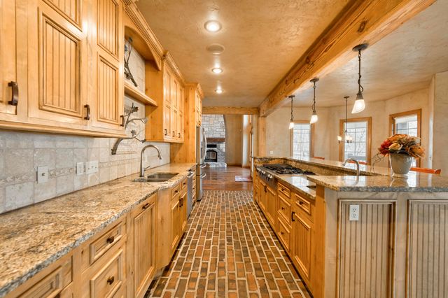 1661 N Old Burr Oak Court, Nixa, MO 65714