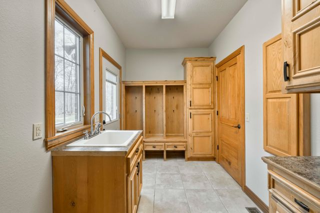 1661 N Old Burr Oak Court, Nixa, MO 65714