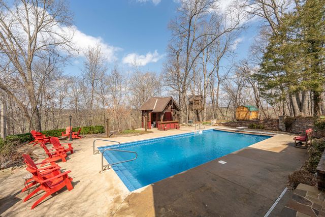 1661 N Old Burr Oak Court, Nixa, MO 65714