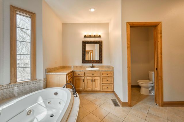 1661 N Old Burr Oak Court, Nixa, MO 65714