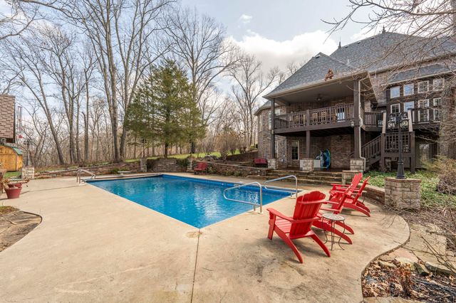 1661 N Old Burr Oak Court, Nixa, MO 65714