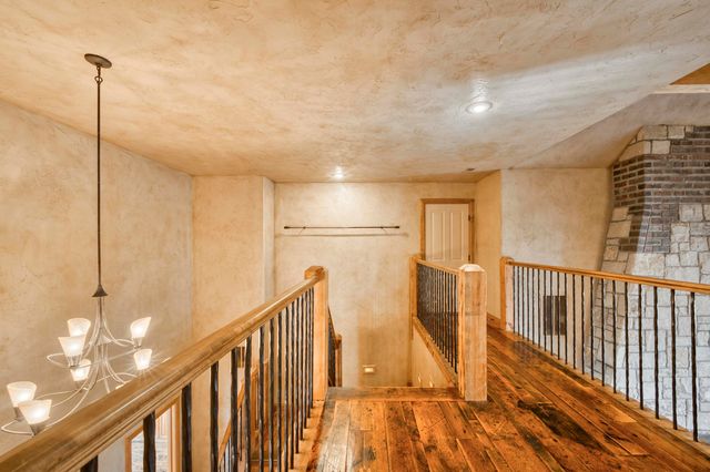 1661 N Old Burr Oak Court, Nixa, MO 65714