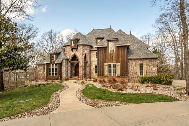 1661 N Old Burr Oak Court, Nixa, MO 65714