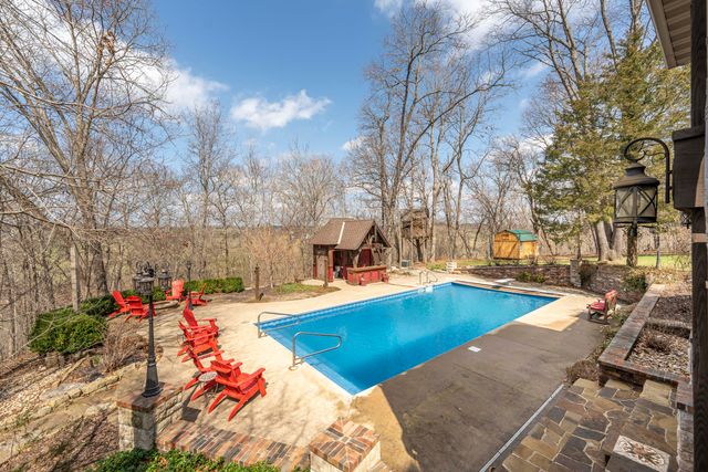 1661 N Old Burr Oak Court, Nixa, MO 65714