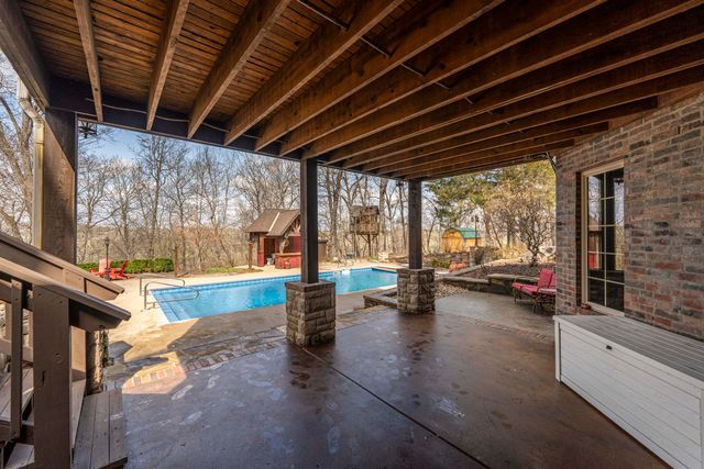 1661 N Old Burr Oak Court, Nixa, MO 65714