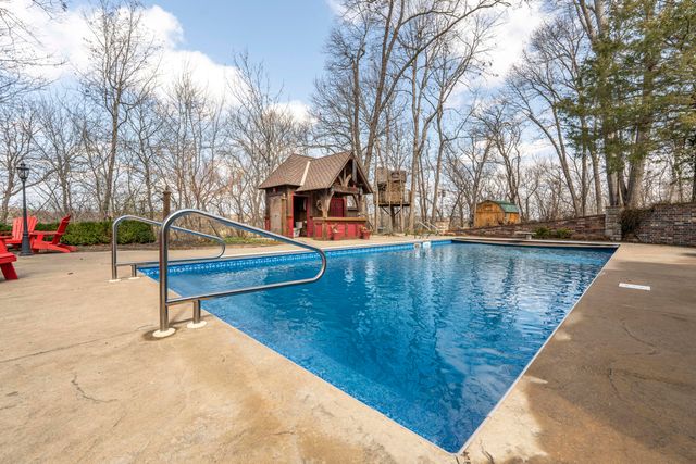 1661 N Old Burr Oak Court, Nixa, MO 65714