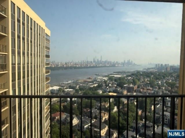 200 Winston Drive 2818, Cliffside Park, NJ 07010