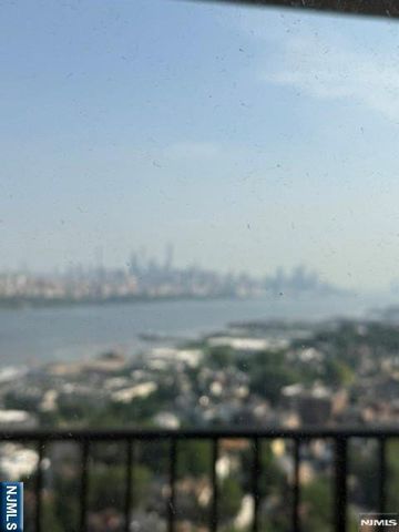 200 Winston Drive 2818, Cliffside Park, NJ 07010